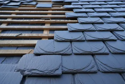 Installation d'ardoises naturelles sur une toiture
